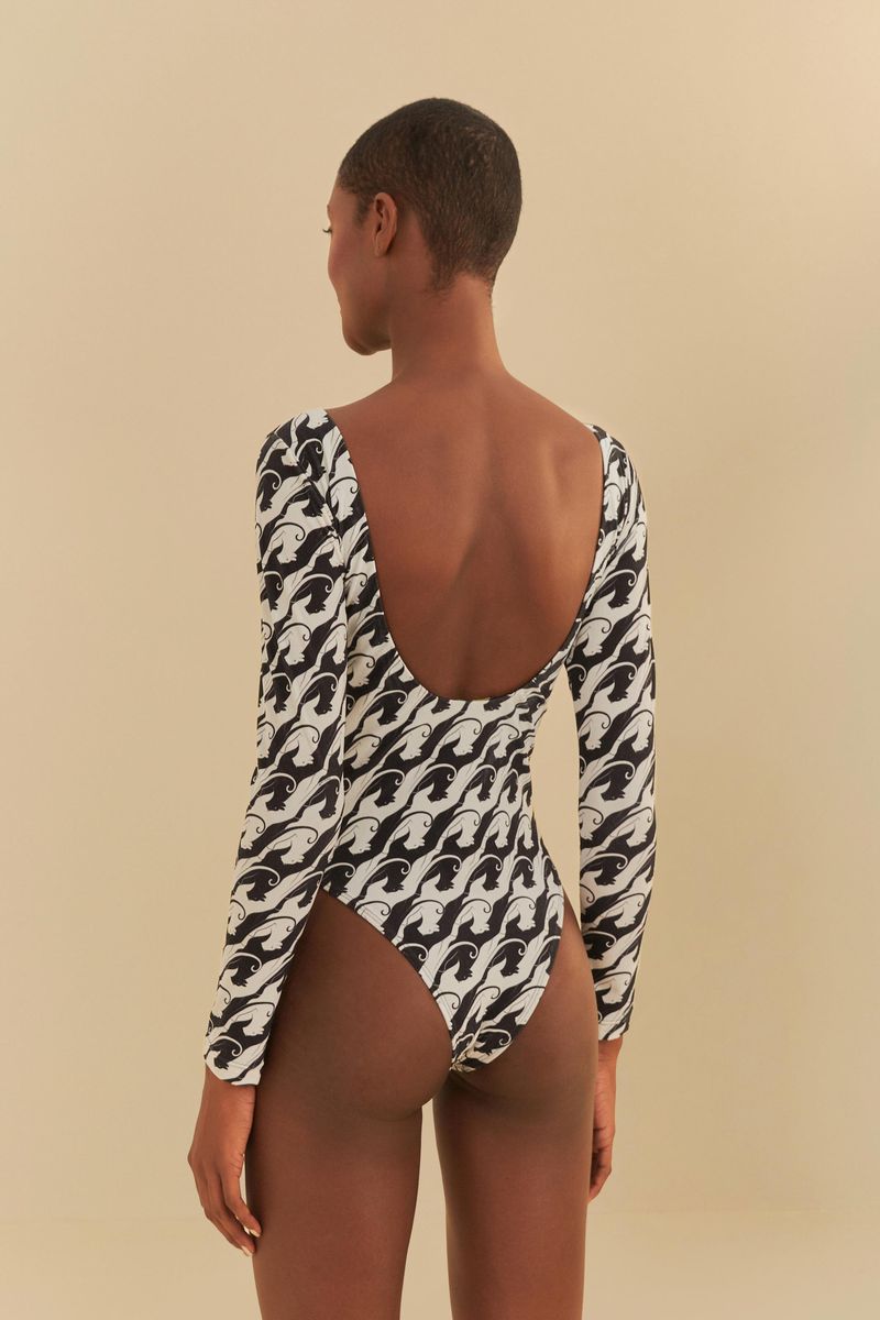 Vista trasera del traje de baño de manga larga con estampado de panteras.