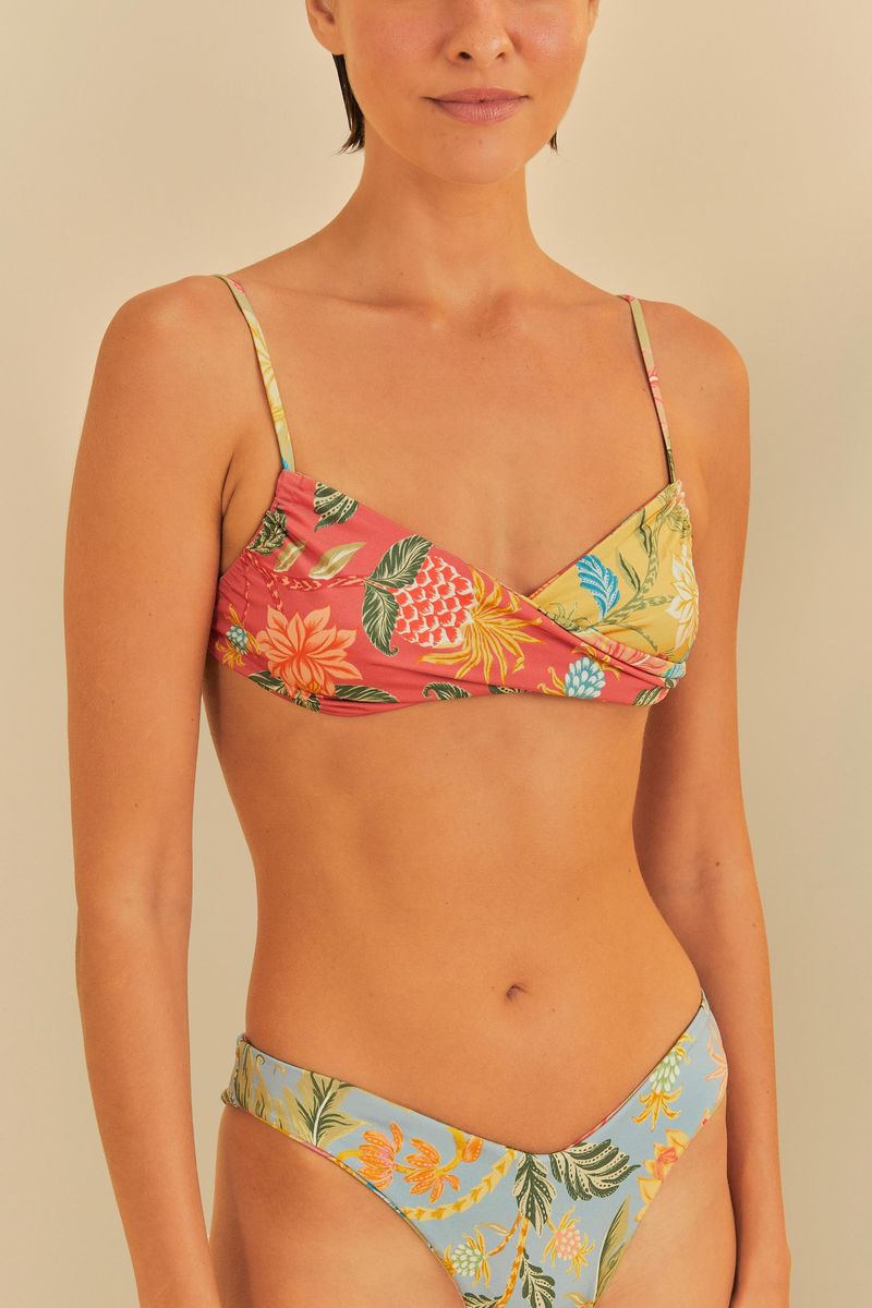 Vista frontal del bikini estampado con tirantes delgados y diseño tropical.