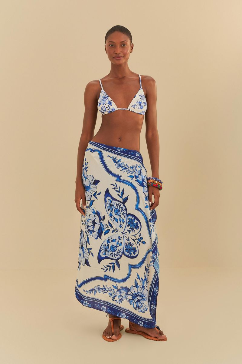 Biquíni con salida de playa larga combinada con estampado floral azul y blanco.