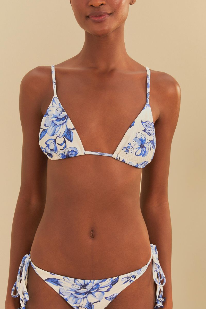 Detalle del top del biquíni con estampado floral azul y blanco.