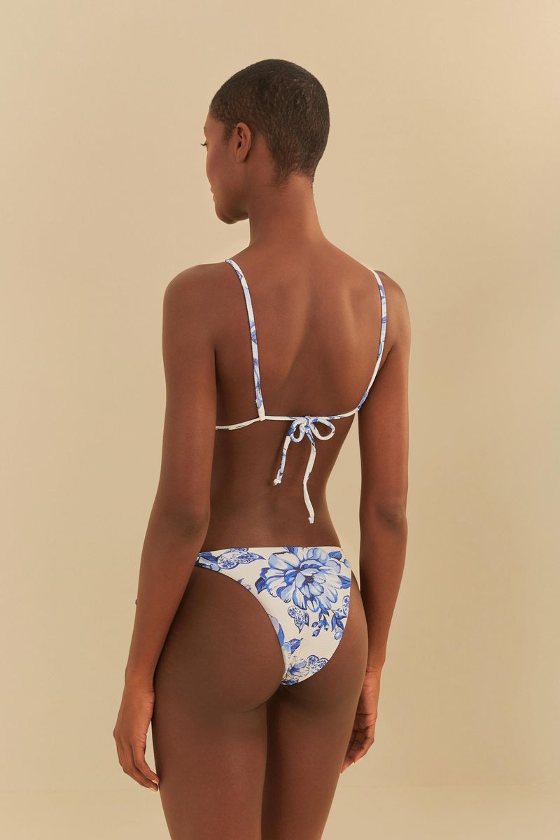 Vista trasera del biquíni con estampado floral azul y blanco.