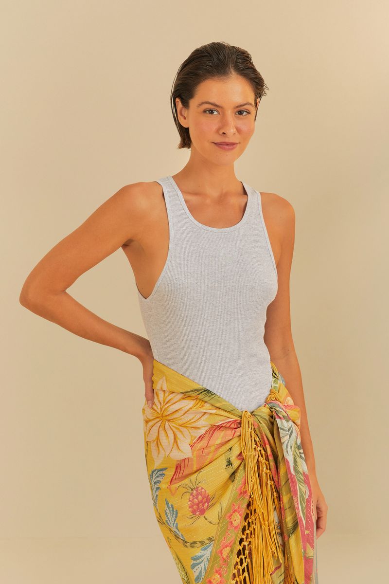 Camiseta sin mangas blanca vista de frente con falda estampada amarilla.