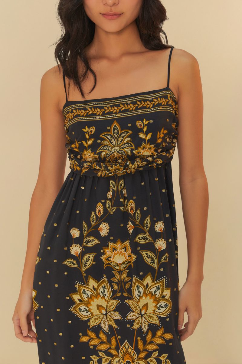 Detalle del corsé del vestido con estampado floral y de tucán.