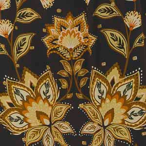 Detalle del dobladillo del vestido con estampado de tucán y elementos florales.
