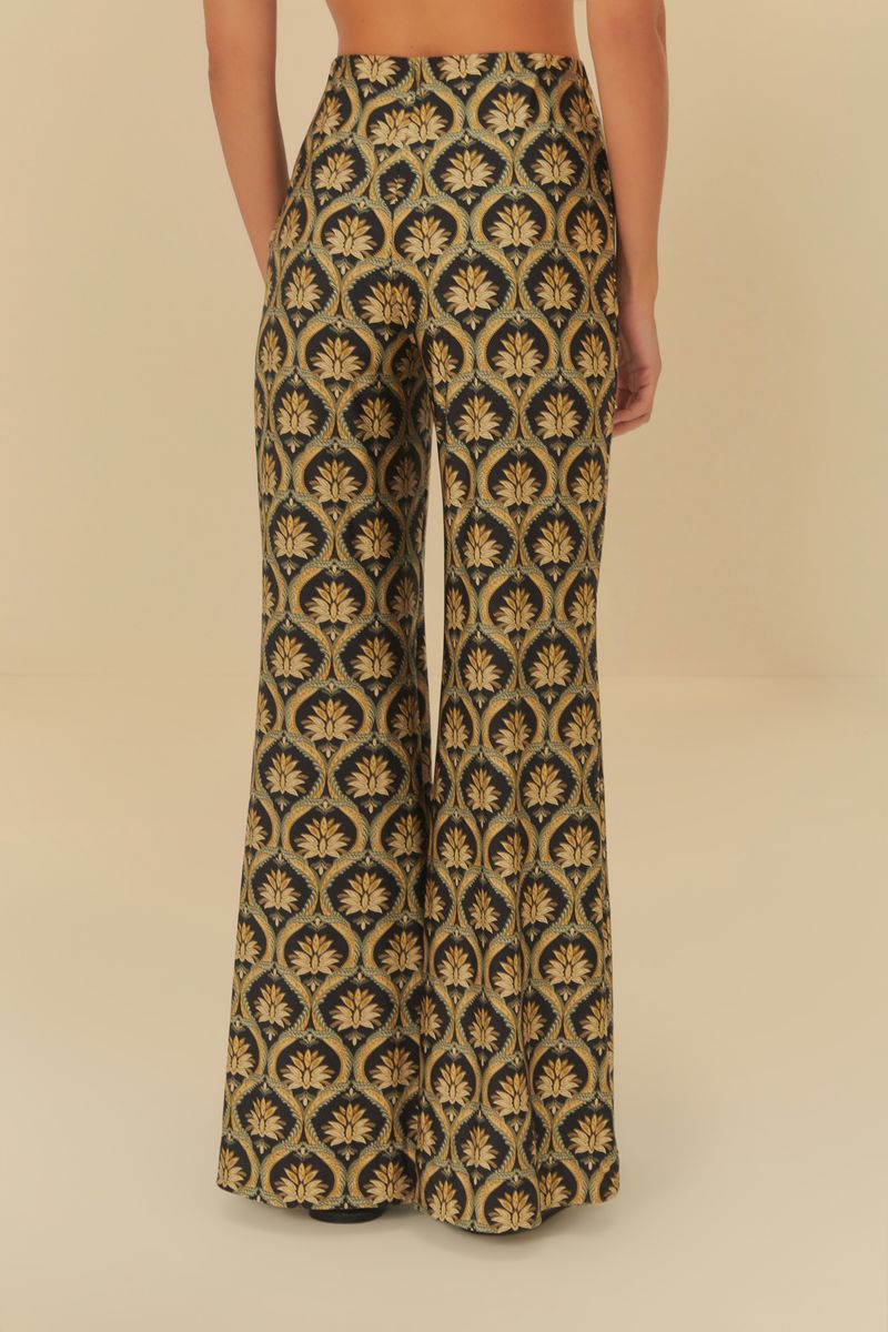 Vista trasera de los pantalones de campana Joia Boho mostrando el estampado geométrico.