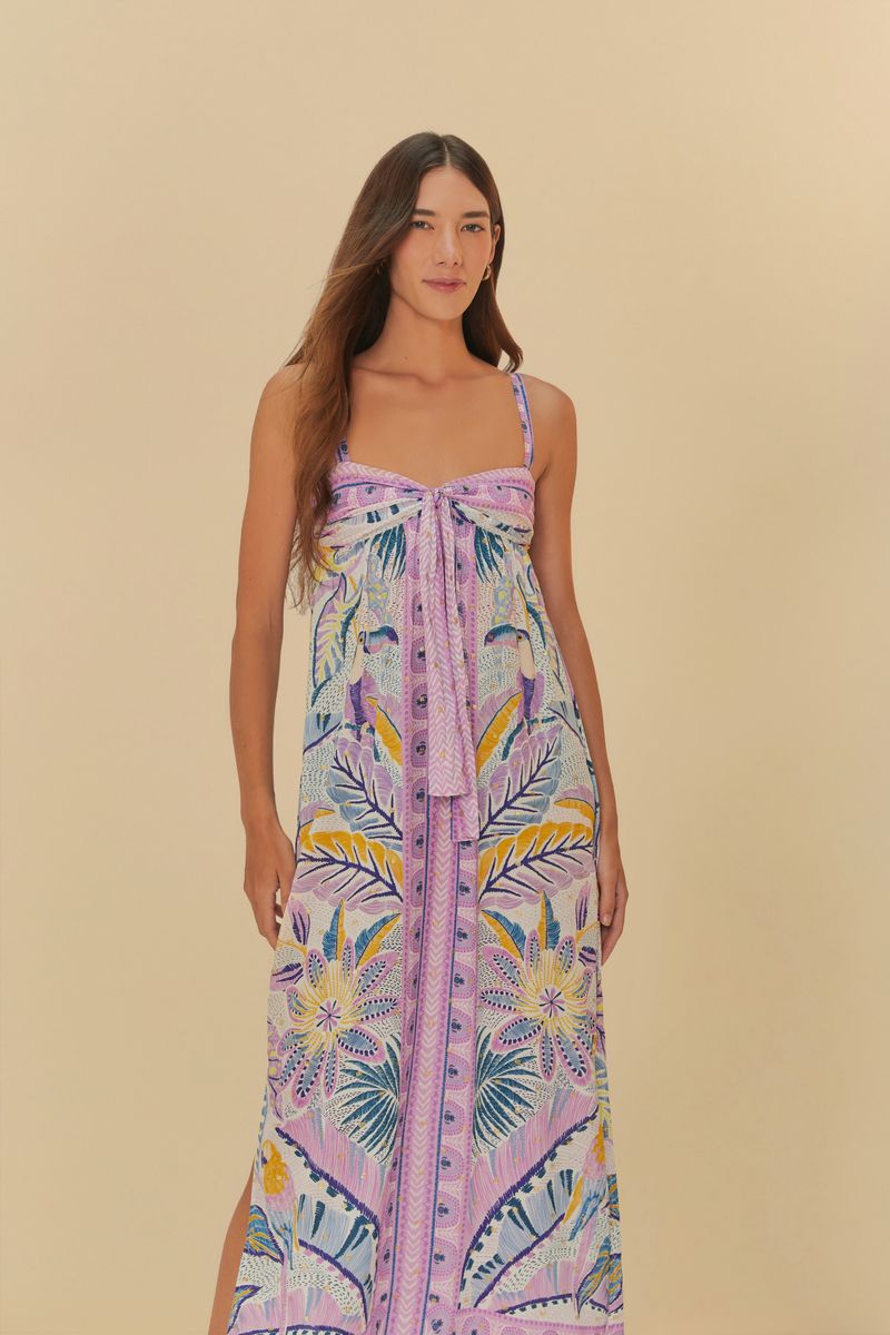 Vista frontal del vestido mostrando detalles del estampado y del escote.
