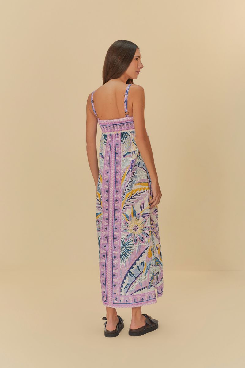 Vista trasera del vestido mostrando la continuidad del estampado y el diseño de la espalda.