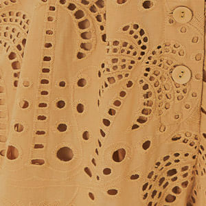 Close-up del cinturón y detalles del tejido del Macacón Laise Artesano Jardín de Porcel.