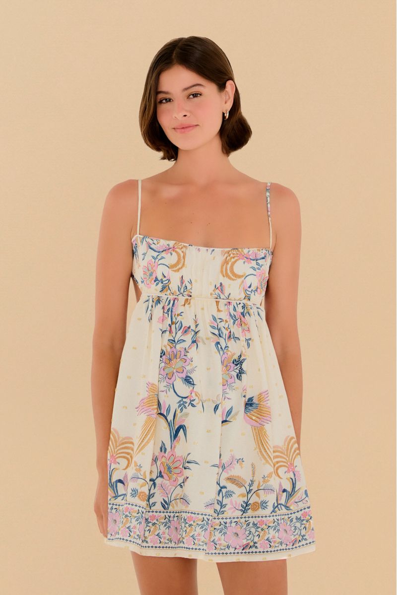 Imagen de un vestido corto con tirantes finos y estampado floral, visto de frente.