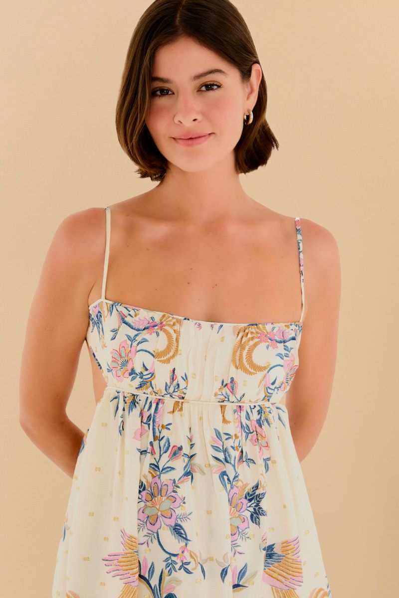 Primer plano del vestido mostrando detalles del estampado floral y del escote.