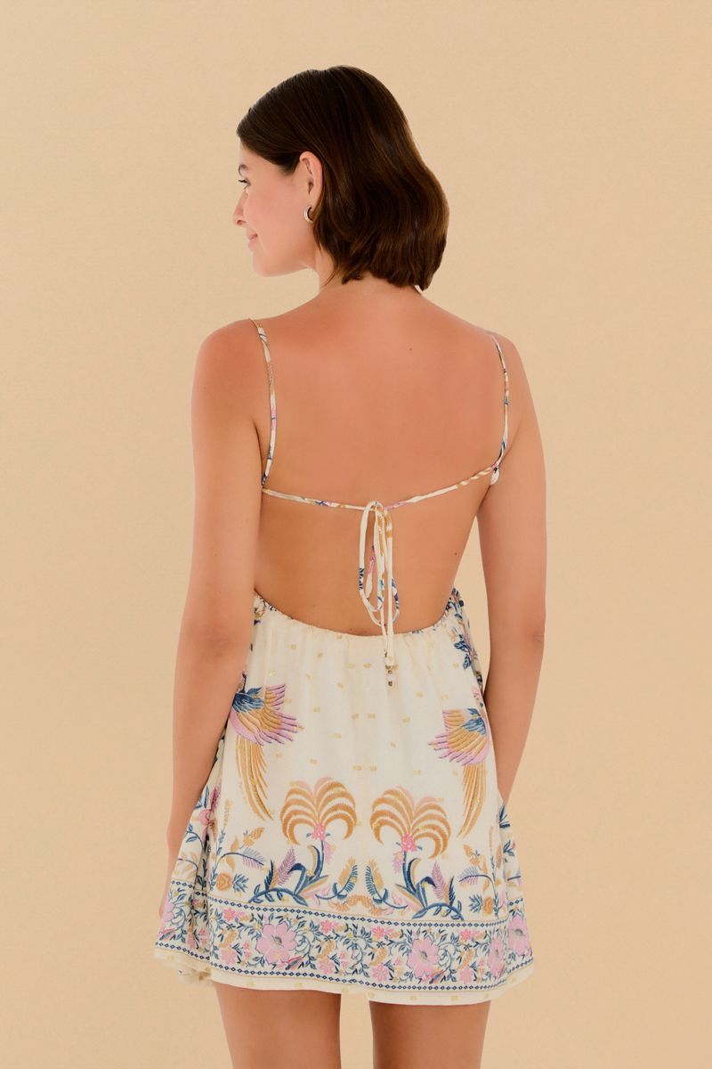 Imagen del vestido corto con tirantes finos y estampado floral, visto desde atrás.