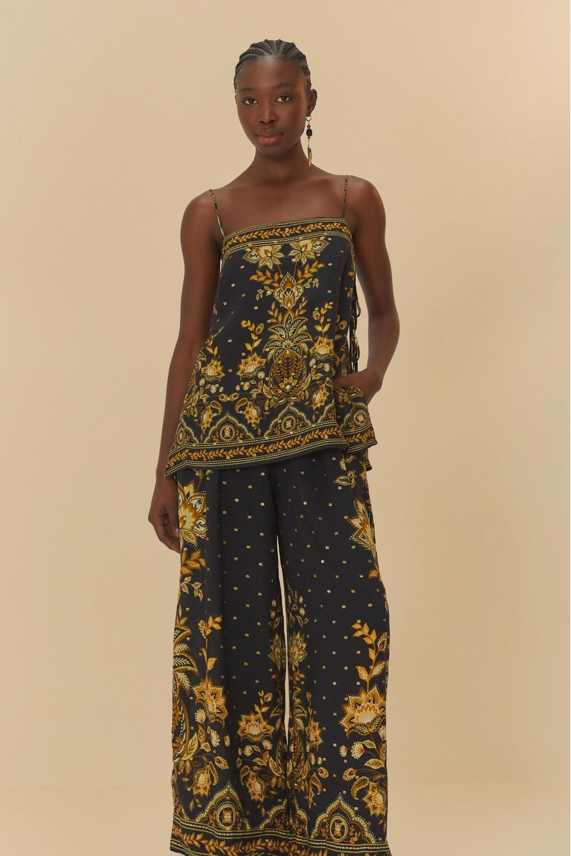 Modelo luciendo pantalones palazzo estampados con top a juego, vista frontal.