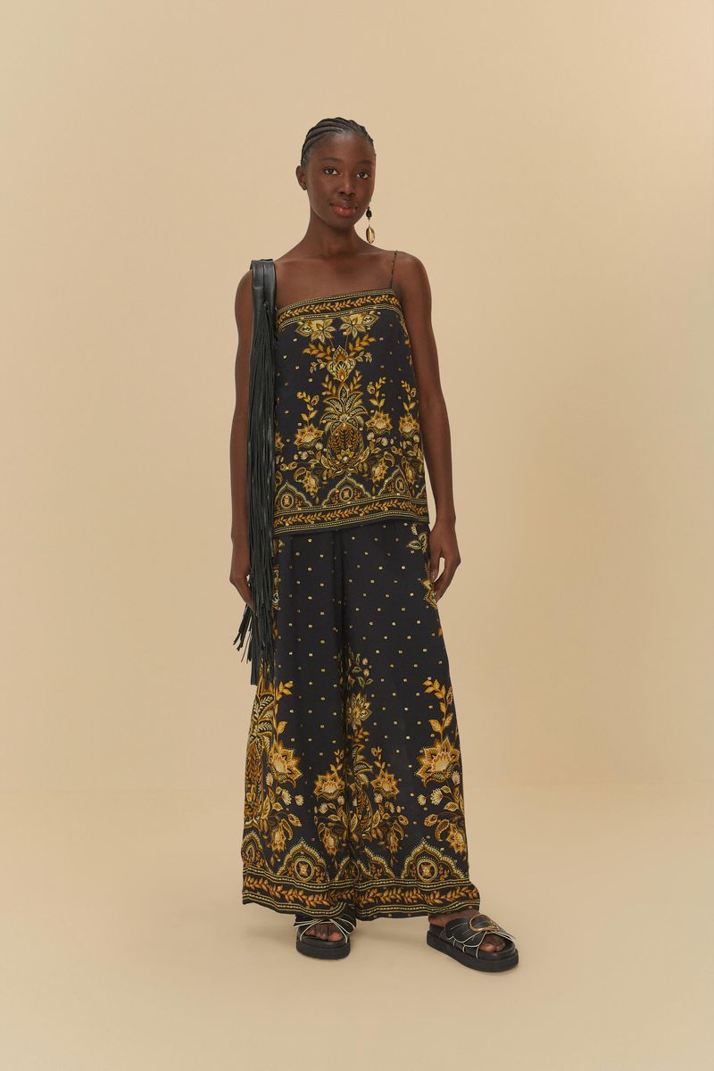 Modelo con pantalones palazzo estampados y top, vista lateral.