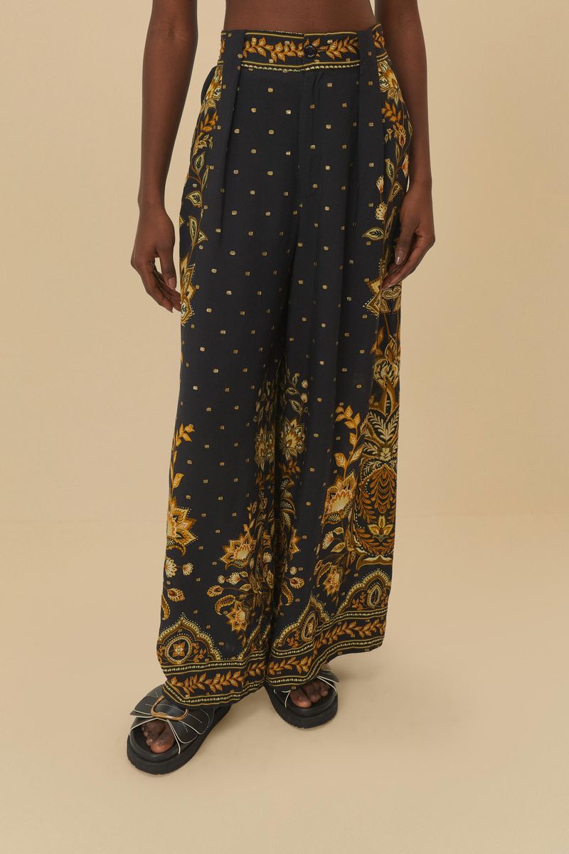 Detalle de la cintura y estampado de los pantalones palazzo.