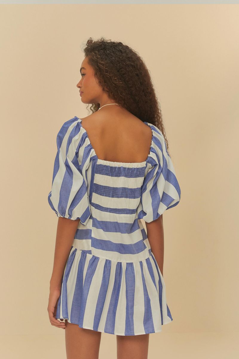 Vista trasera del vestido corto con mangas abullonadas y estampado de rayas azules y blancas.