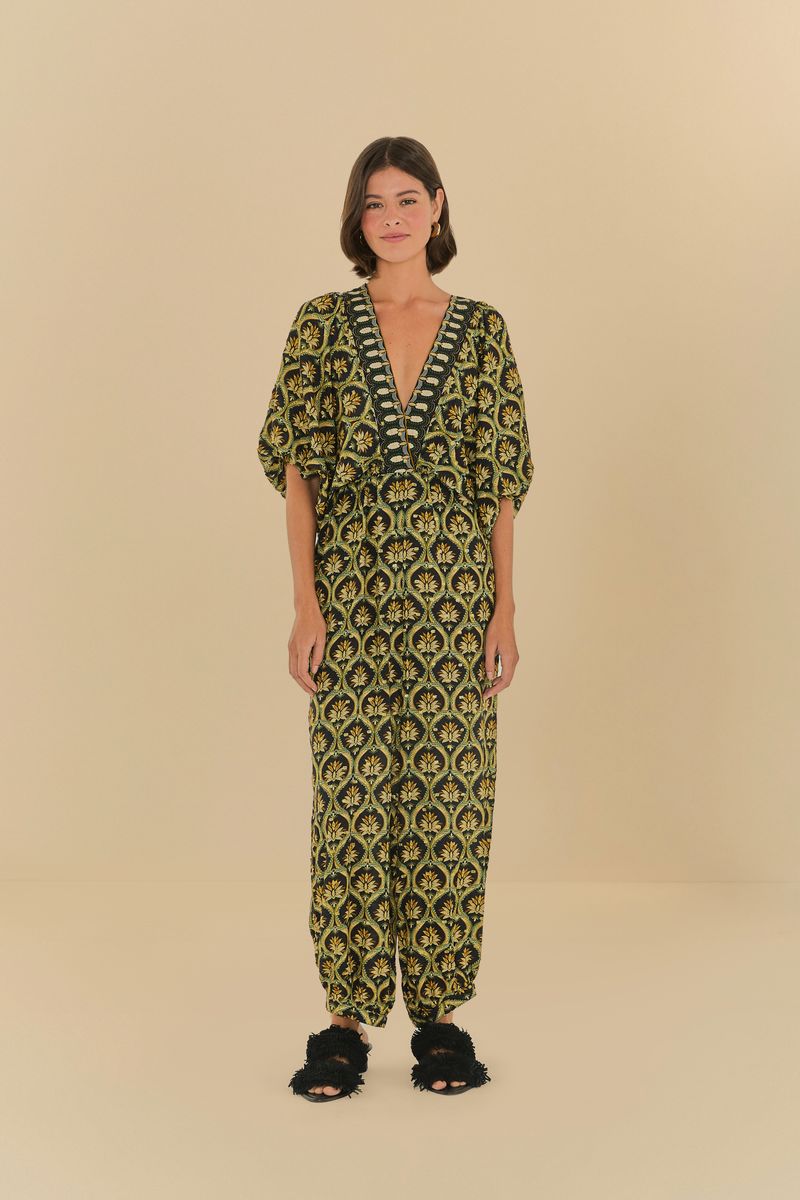 Vestido largo con estampado bohemio, manga joya y escote en V, visto de frente.