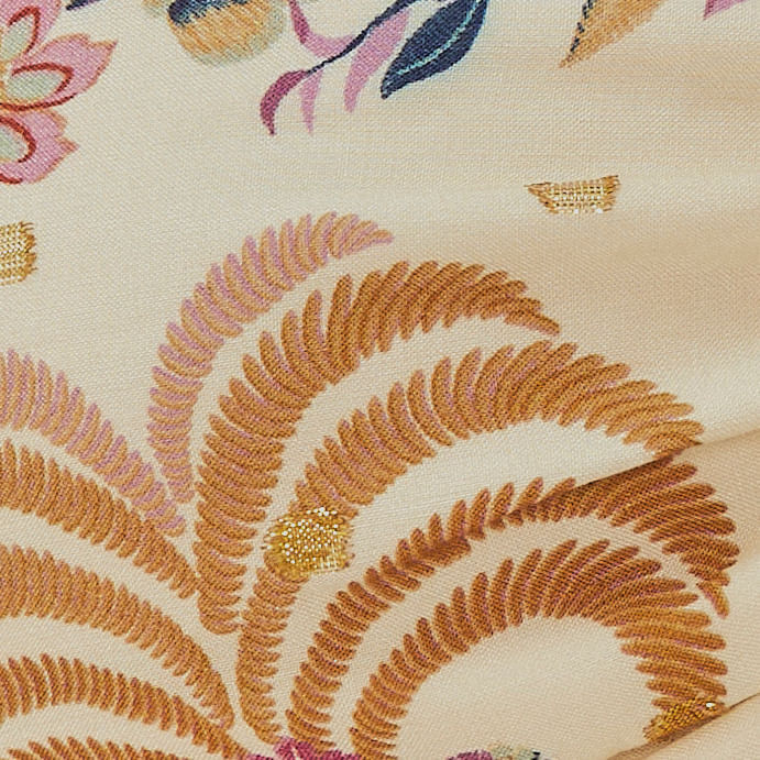 Imagen de un top boho estampado floral visto desde atrás, con amarre en el cuello.