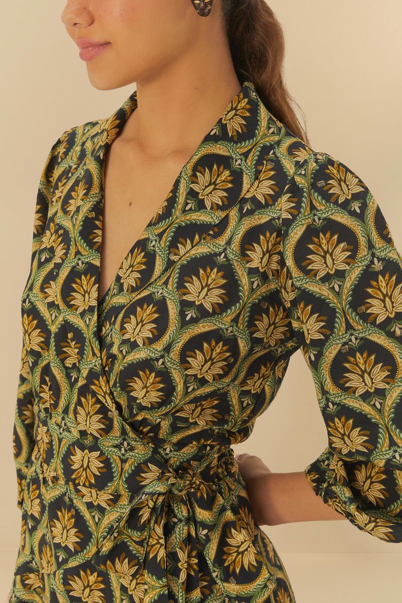 Detalle del vestido corto con estampado bohemio floral, mostrando el escote en V y el ajuste a la cintura.