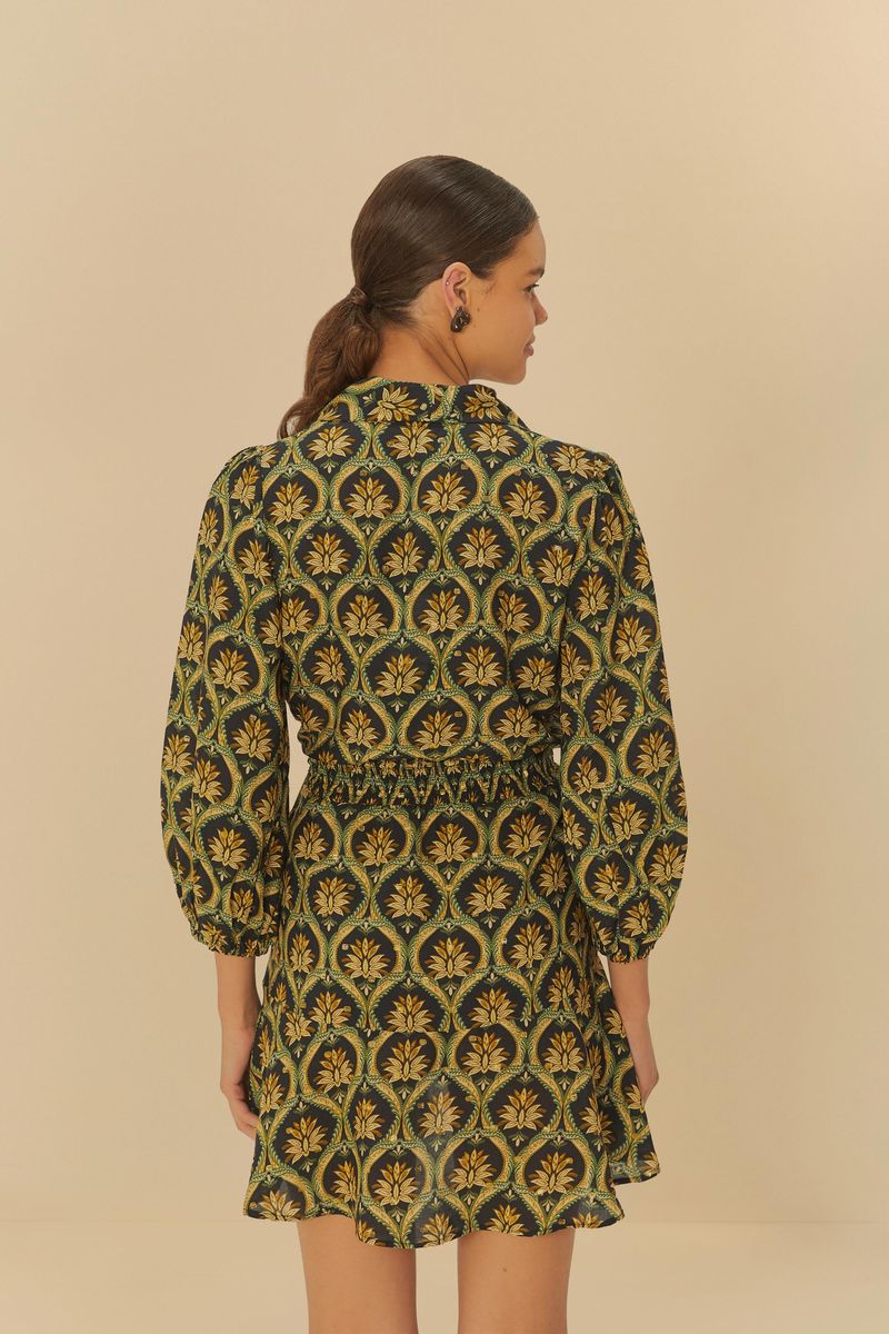 Vista trasera del vestido corto con estampado bohemio floral, destacando el diseño de la espalda y el estampado completo.