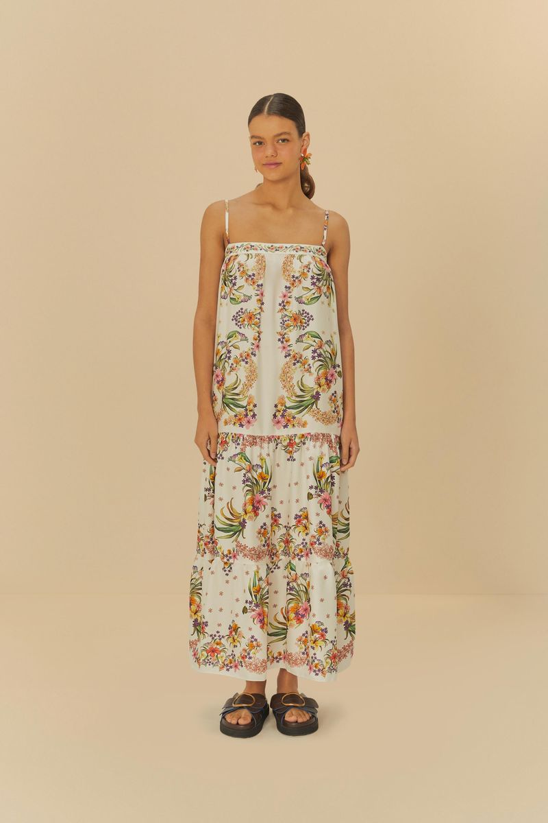 Vestido estampado con tirantes finos, diseño floral y borde en capas, visto desde el frente.