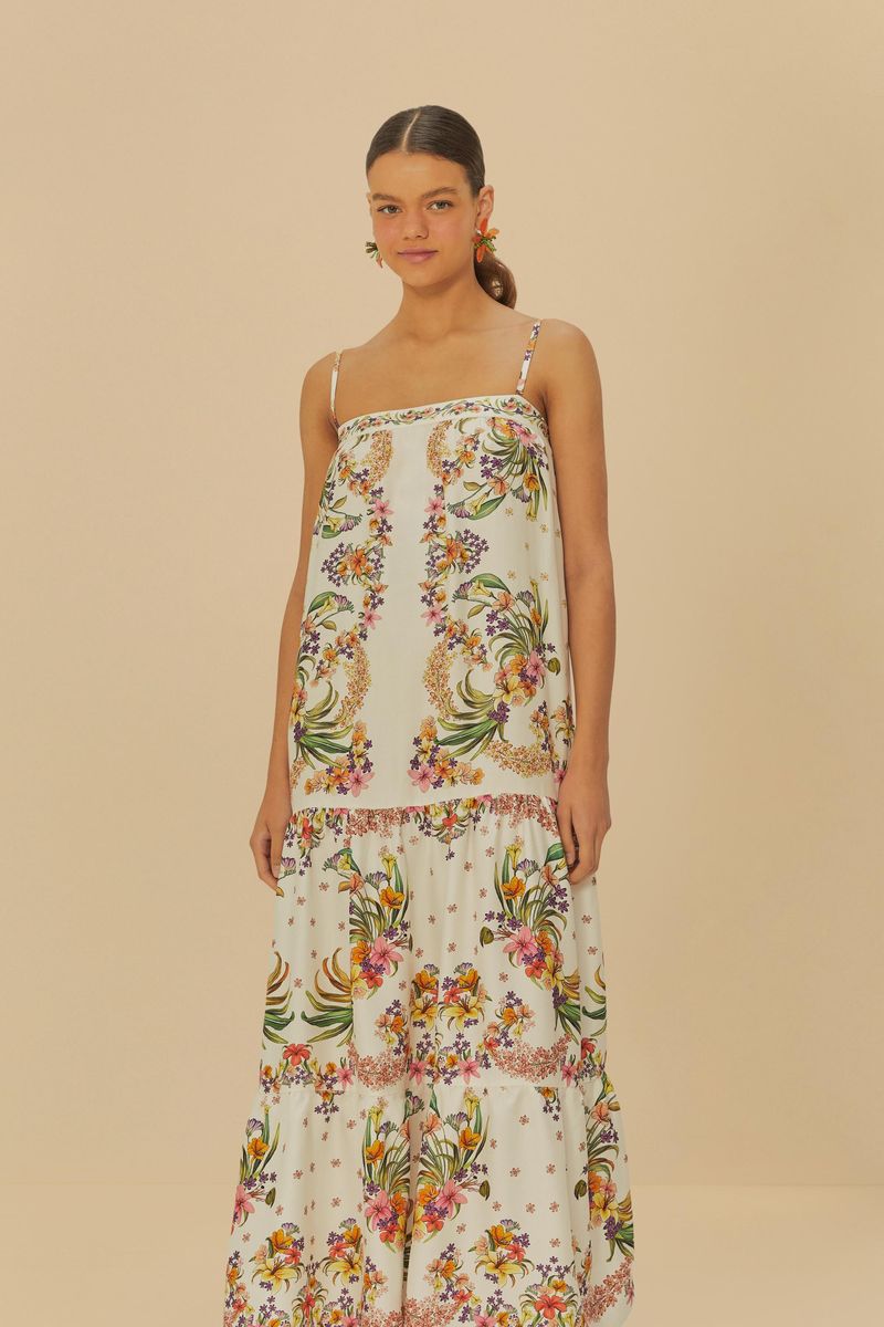 Vestido estampado con tirantes finos, diseño floral y borde en capas, visto desde el frente en detalle.