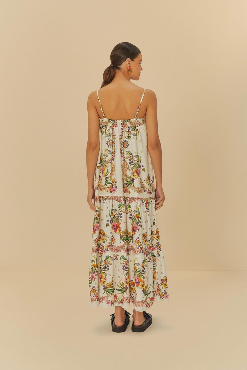 Detalle del escote y tirantes finos del vestido estampado con diseño floral.