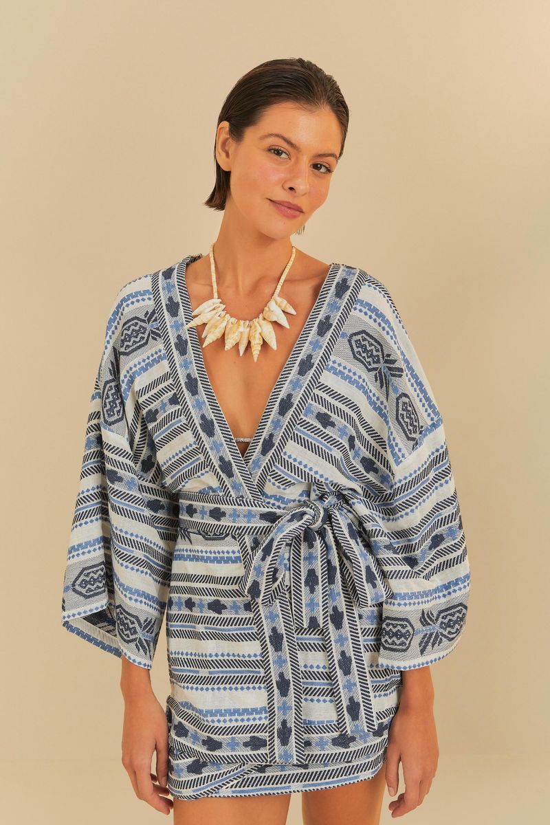 Kimono manga larga con estampado geométrico en tonos de azul, visto de frente.