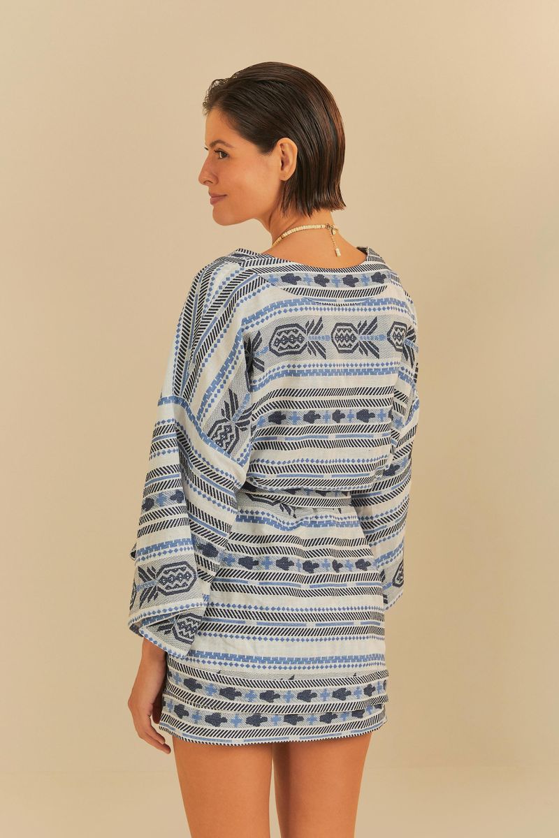 Kimono manga larga con estampado geométrico en tonos de azul, visto de espaldas.