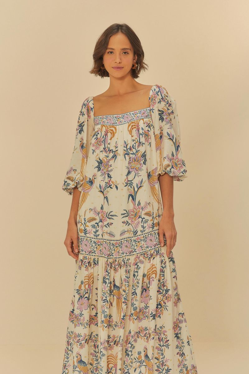 Vestido estampado boho con escote cuadrado y mangas abullonadas, mostrado en un fondo neutro.