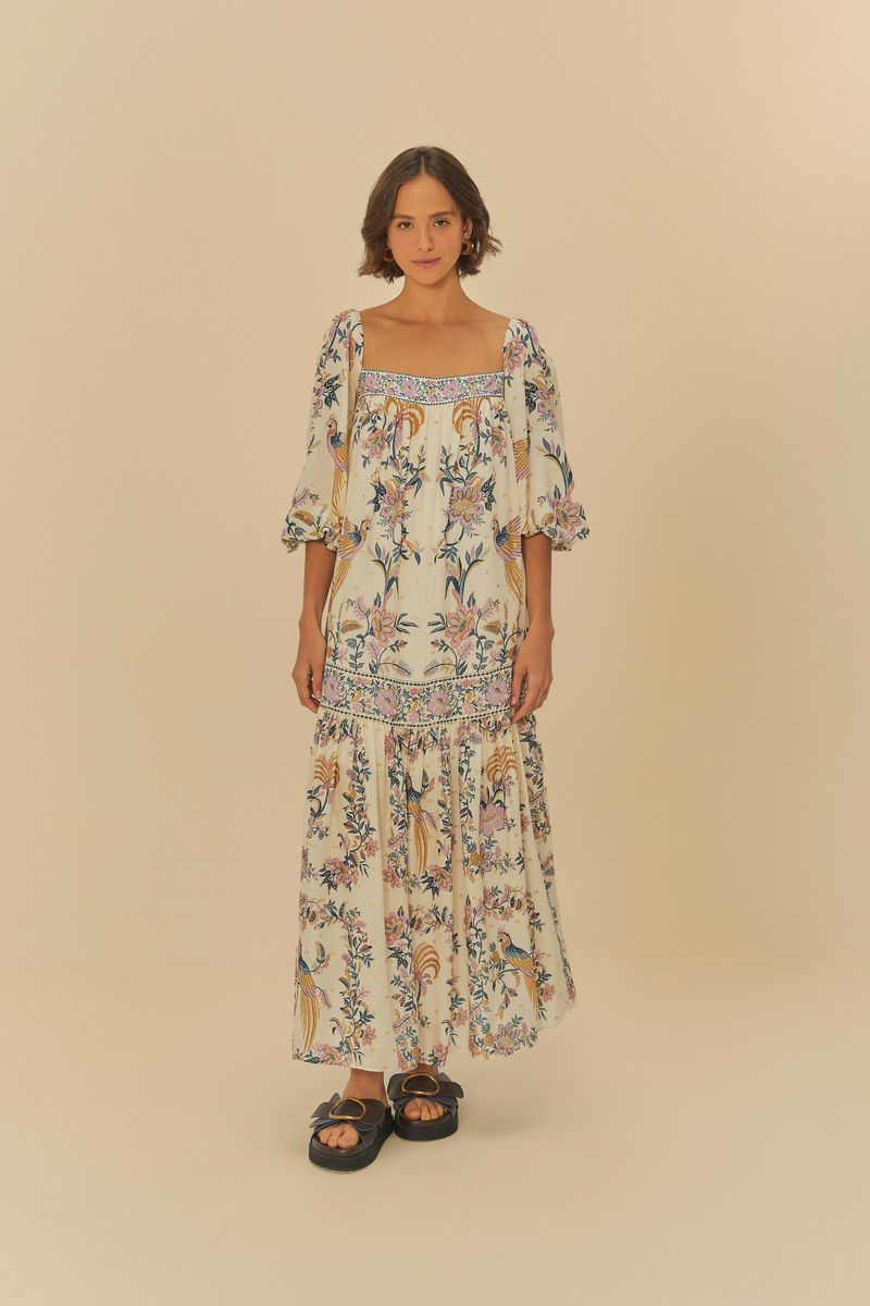 Vista frontal del vestido boho estampado, resaltando el largo y el caída fluida.
