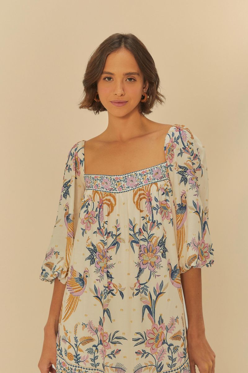 Detalle del escote cuadrado y mangas abullonadas del vestido boho estampado.