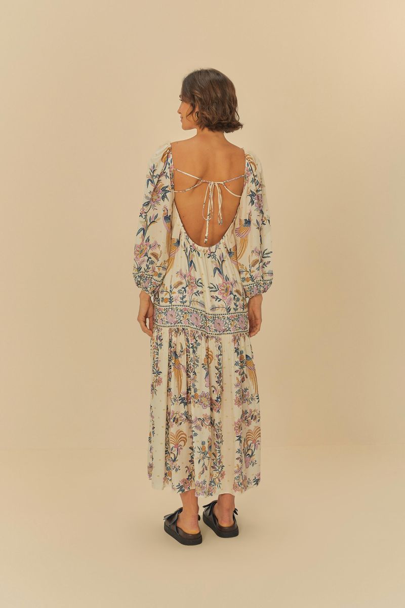 Vista trasera del vestido boho estampado, mostrando el escote profundo con lazo en la espalda.