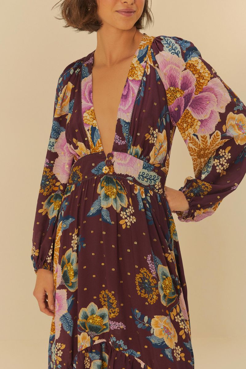 Detalle del escote profundo y estampado floral del vestido largo.