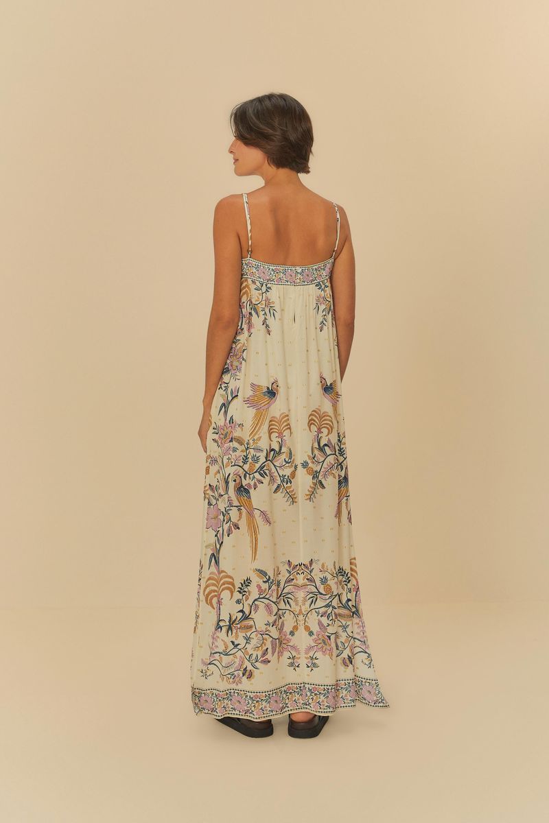 Imagen mostrando el vestido largo estampado con tirantes delgados, visto desde atrás.