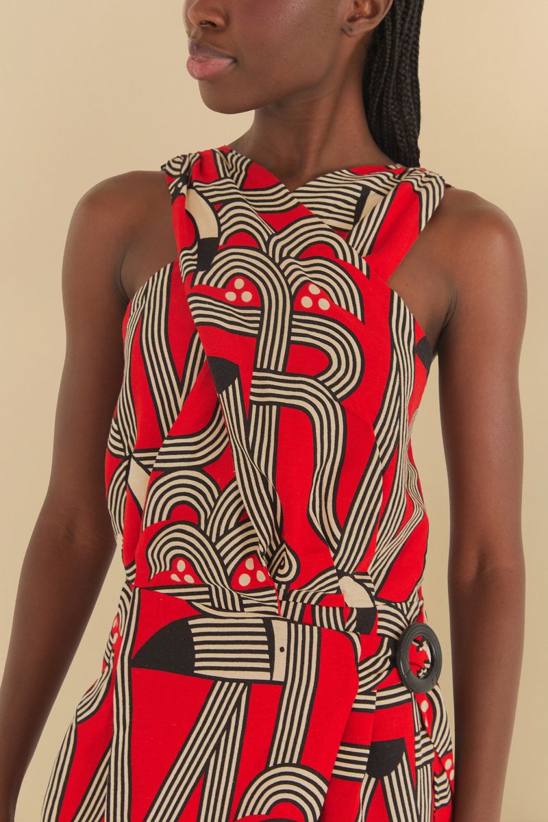 Detalle del escote halter del monequito con estampado geométrico.