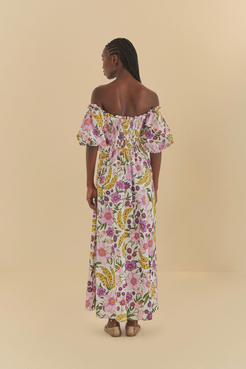 Vista trasera del vestido resaltando el caída fluida y el diseño estampado.