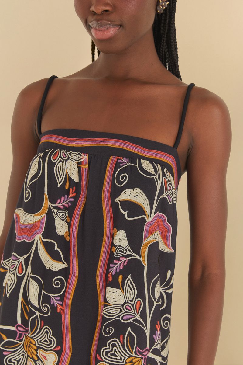 Primer plano del corpiño del vestido mostrando detalles del estampado floral.
