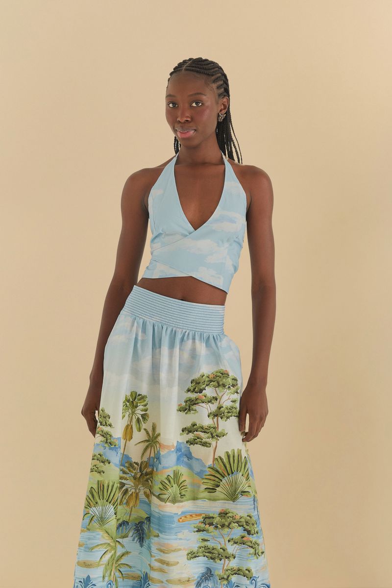 Modelo usando falda con estampado paisajístico, mostrando el lado derecho.