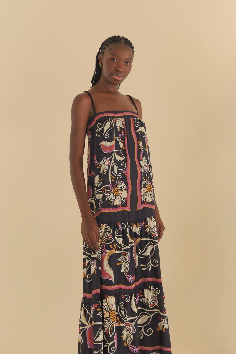 Detalle del dobladillo del vestido con estampado floral.