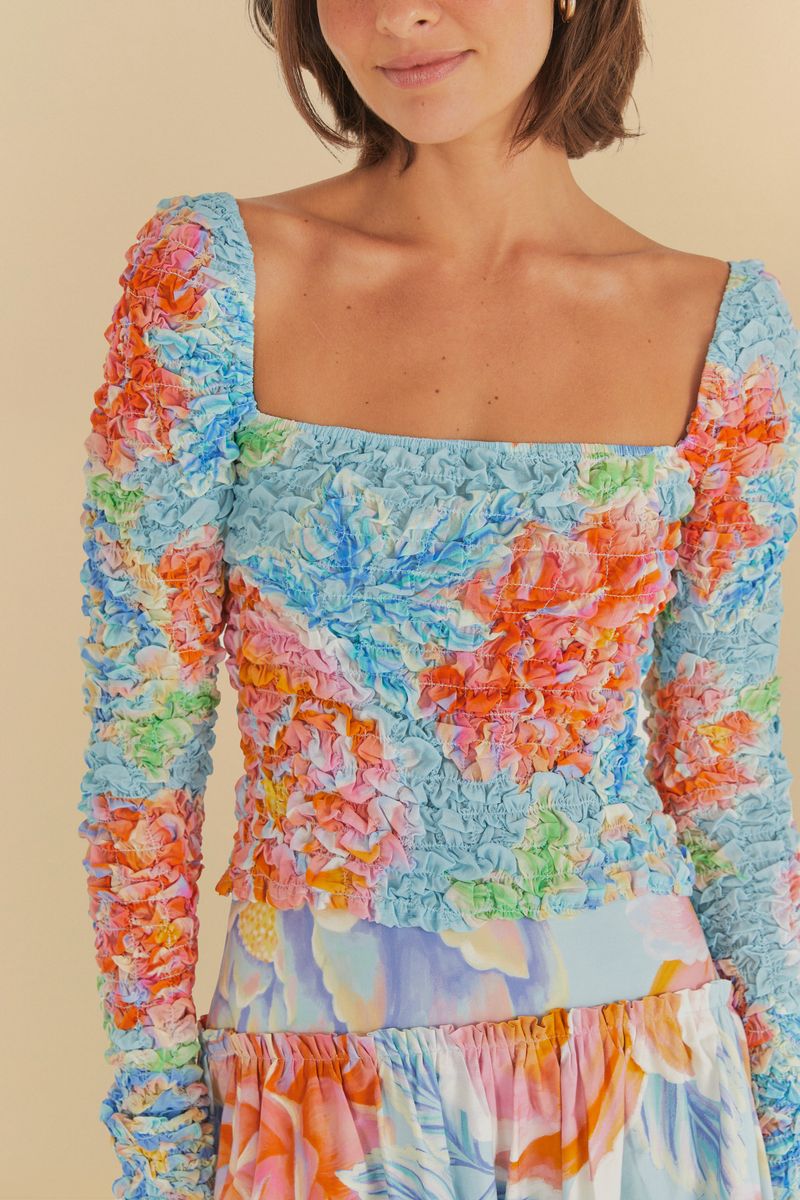 Detalle del escote en V de la Blusa Lastex Mangas Floral Sofia.
