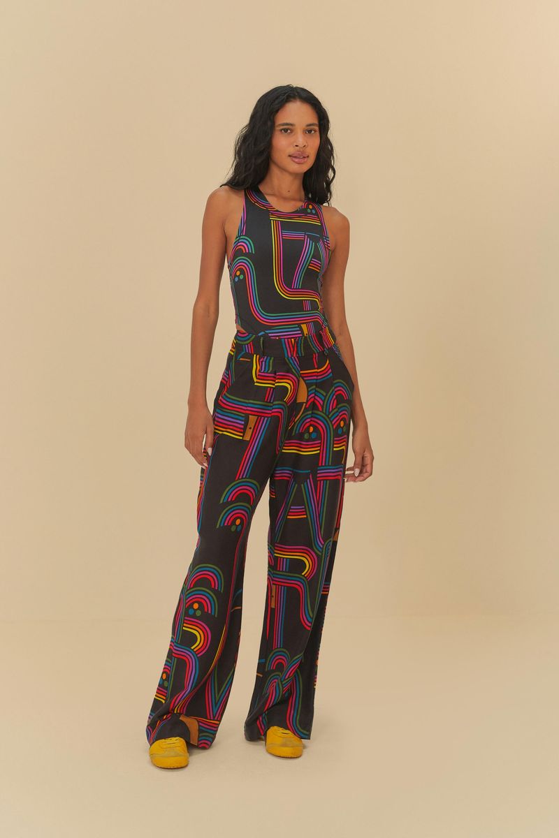 Conjunto con body estampado geométrico y pantalón ancho combinando, visto desde el frente.