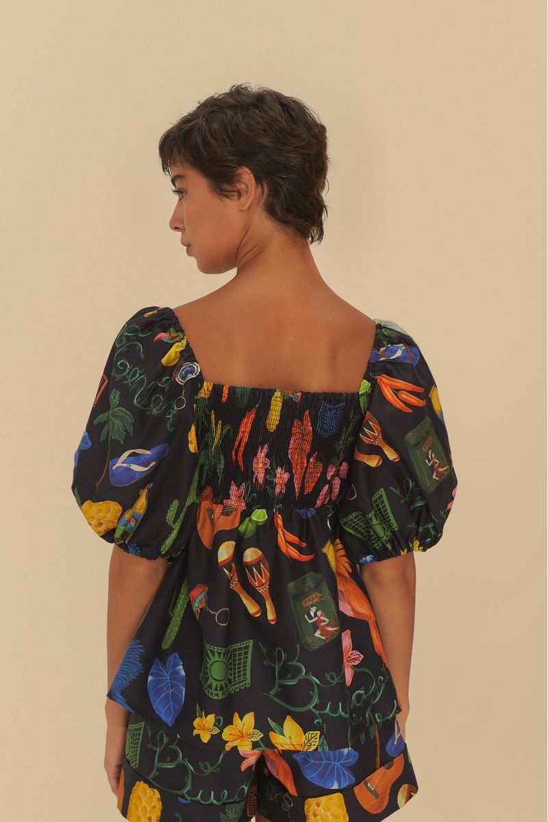 Vista posterior de la blusa estampada con volantes y mangas abullonadas.