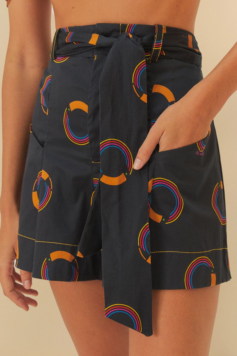 Detalle de la Falda Tuca Poa mostrando el ajuste en la cintura y el estampado geométrico.