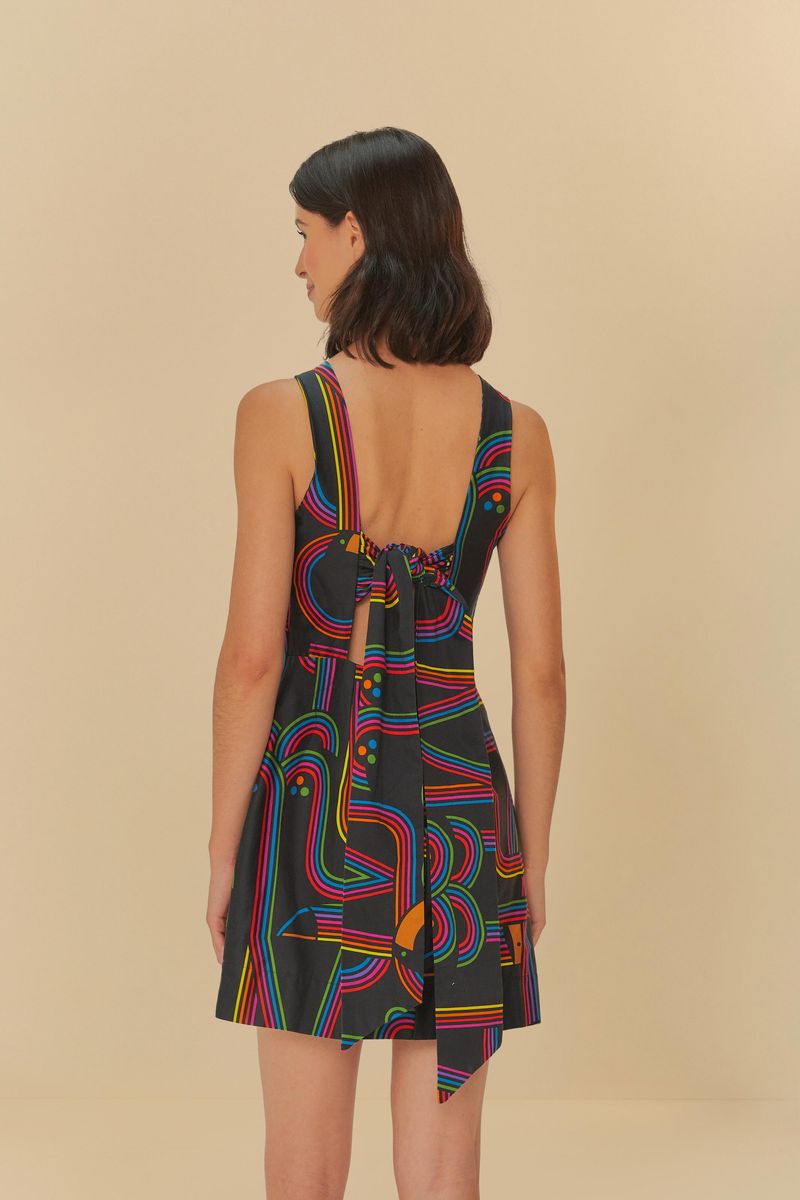 Imagen de un vestido corto con estampado geométrico colorido, visto desde atrás.