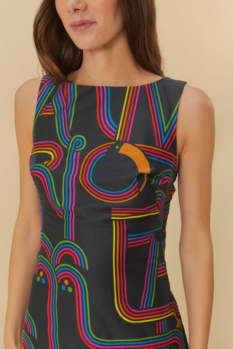 Imagen del detalle del escote frontal del vestido corto con estampado geométrico colorido.