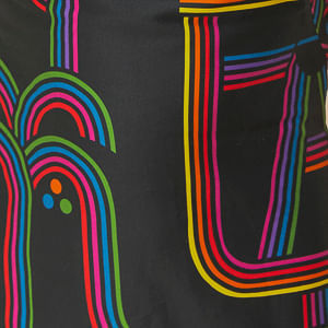 Imagen del detalle del estampado geométrico colorido del vestido corto.