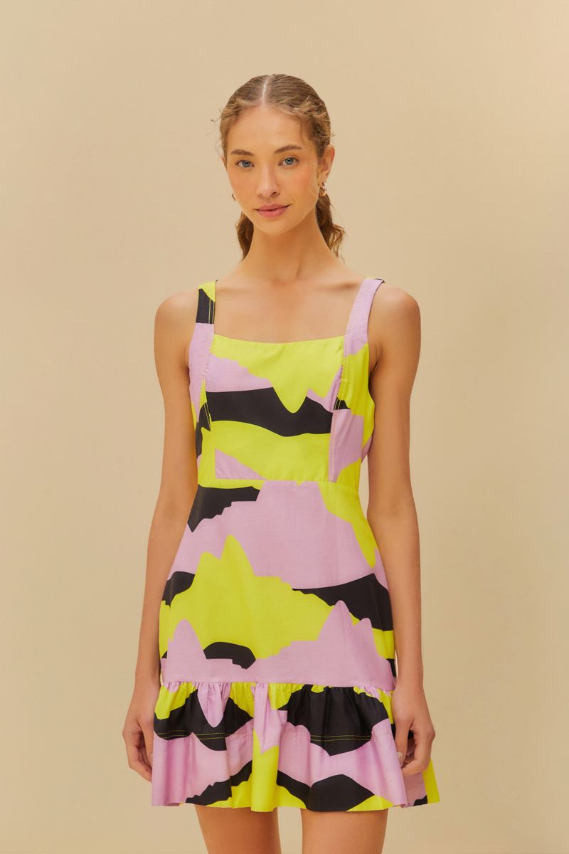 Vestido corto con estampado vibrante en tonos amarillos, rosados y negros, con tirantes anchos y escote cuadrado.
