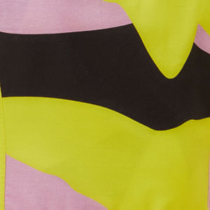 Detalle de la parte inferior del vestido con borde en capas y estampado colorido.