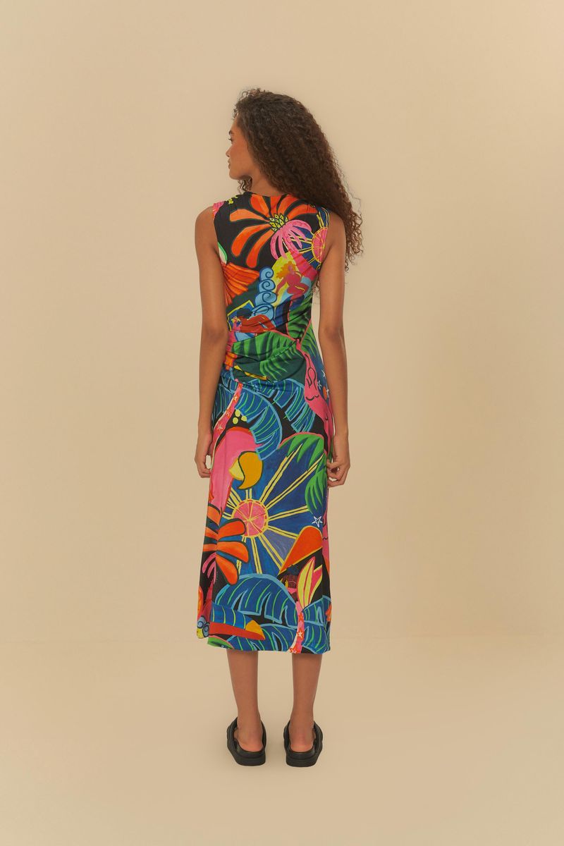 Vista trasera del vestido con diseño tropical, mostrando el estilo y la longitud midi.