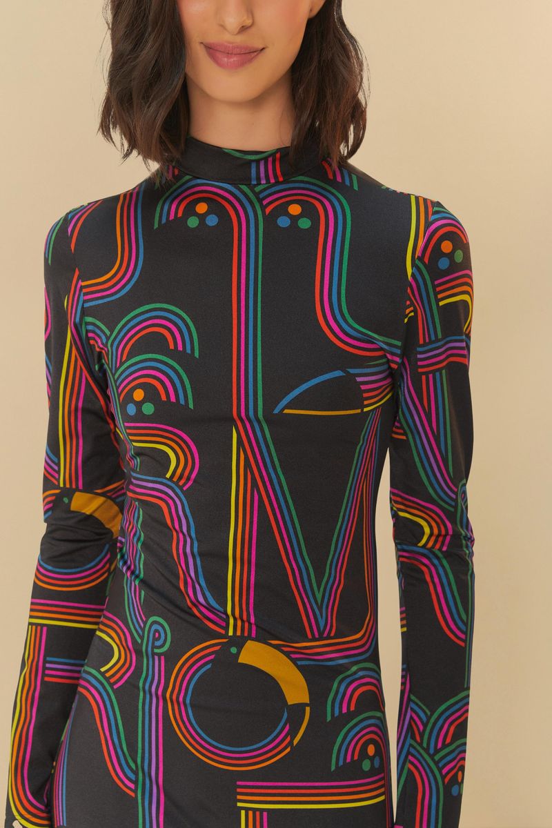 Detalle del estampado geométrico multicolor del vestido.
